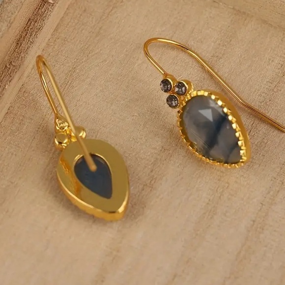 Smoky gray crystal in bright golden upside down teardrop earrings. NIP - Picture 6 of 7